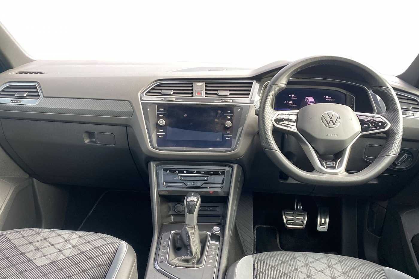 Volkswagen Tiguan 2.0 TDI (150PS) R-Line SCR DSG + PAN ROOF + REAR CAMERA