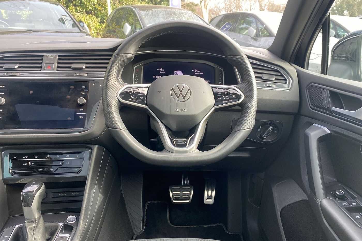 Volkswagen Tiguan 2.0 TDI (150PS) R-Line SCR DSG + PAN ROOF + REAR CAMERA