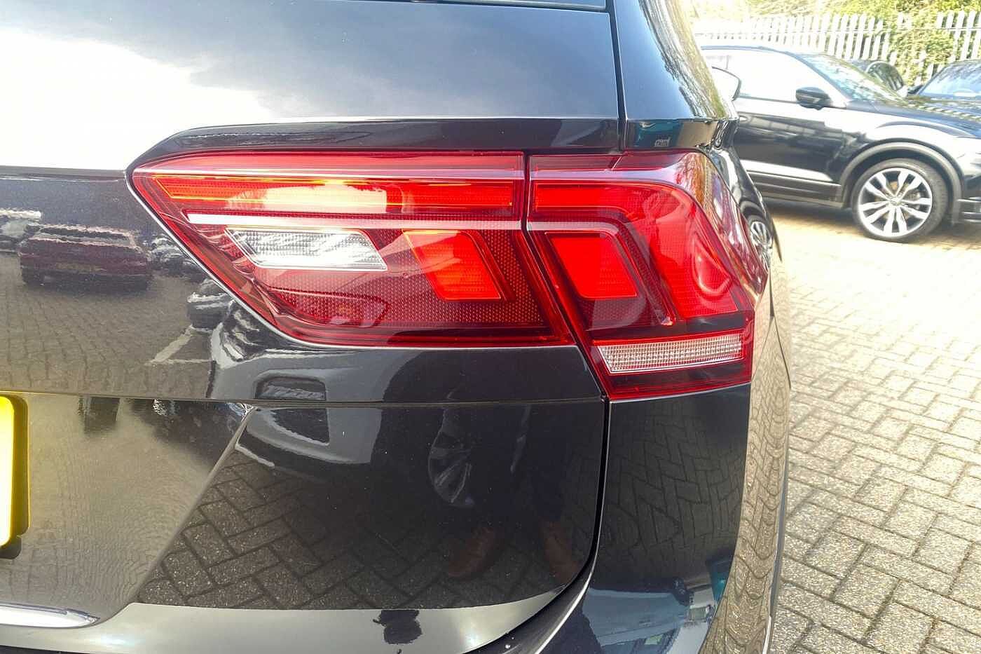 Volkswagen Tiguan 2.0 TDI (150PS) R-Line SCR DSG + PAN ROOF + REAR CAMERA