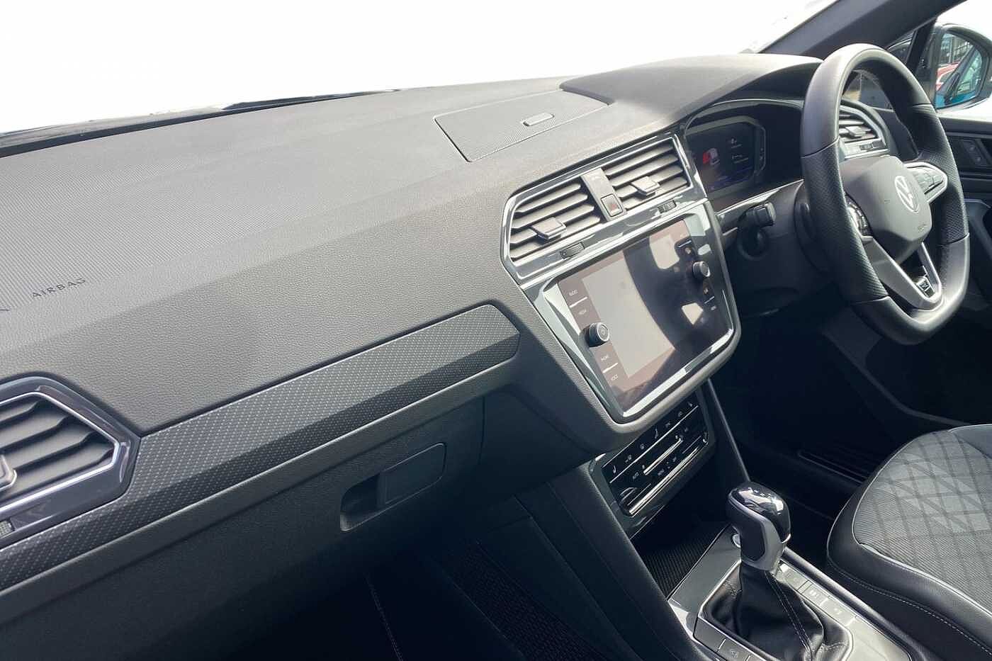Volkswagen Tiguan 2.0 TDI (150PS) R-Line SCR DSG + PAN ROOF + REAR CAMERA