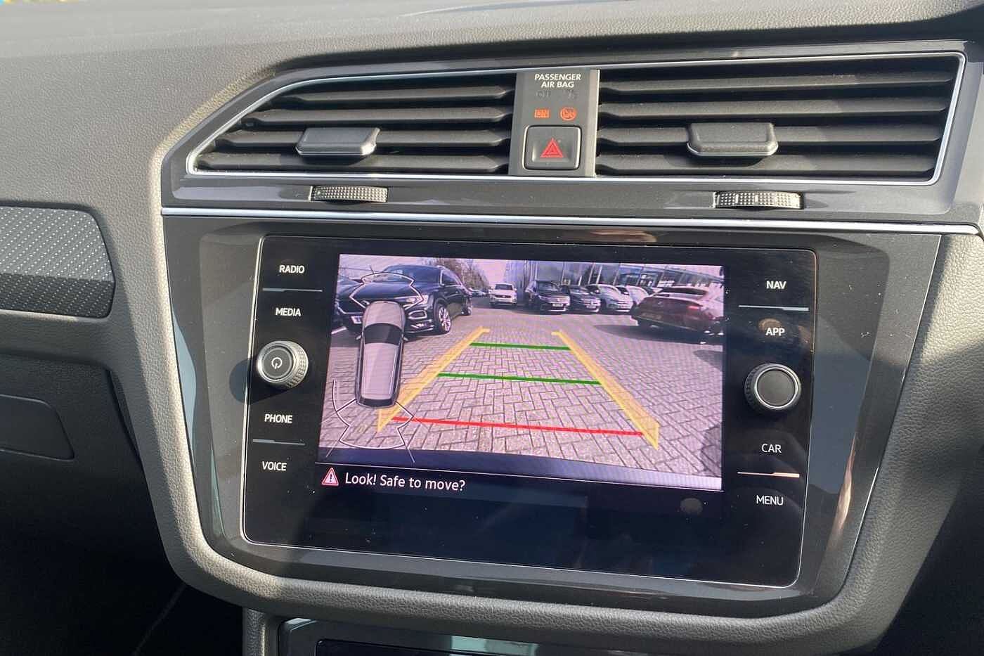 Volkswagen Tiguan 2.0 TDI (150PS) R-Line SCR DSG + PAN ROOF + REAR CAMERA
