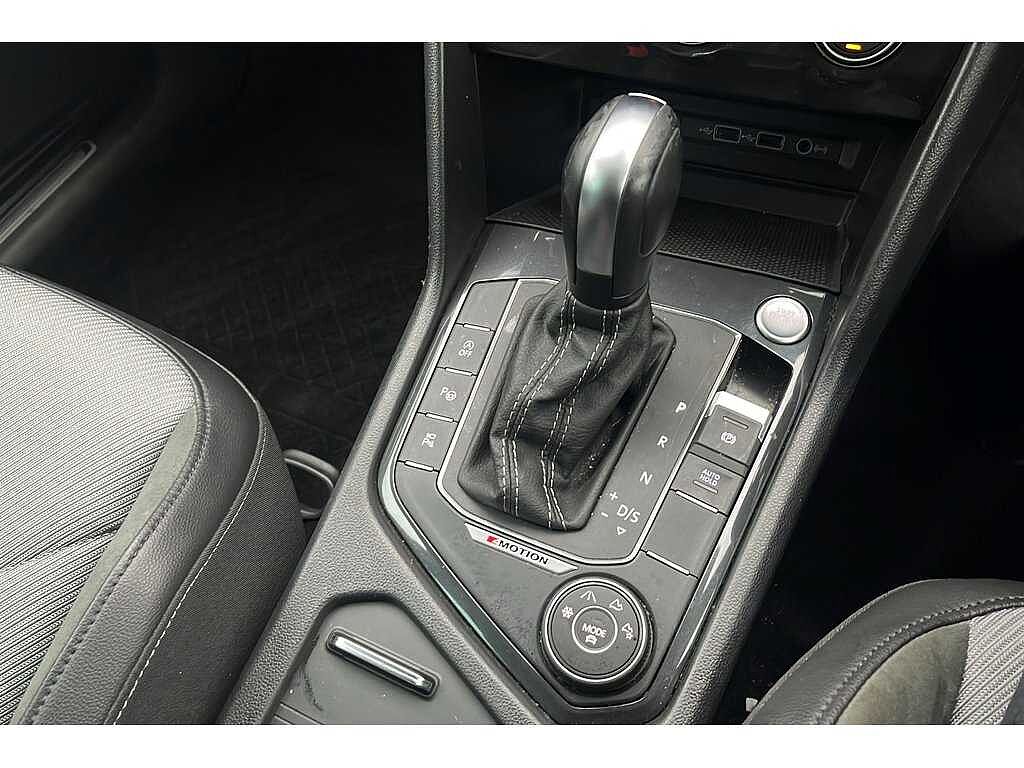 Volkswagen Tiguan SWB R-Line Tech 2.0 TSI 4Motion 230PS 7-Speed DSG 5 Door