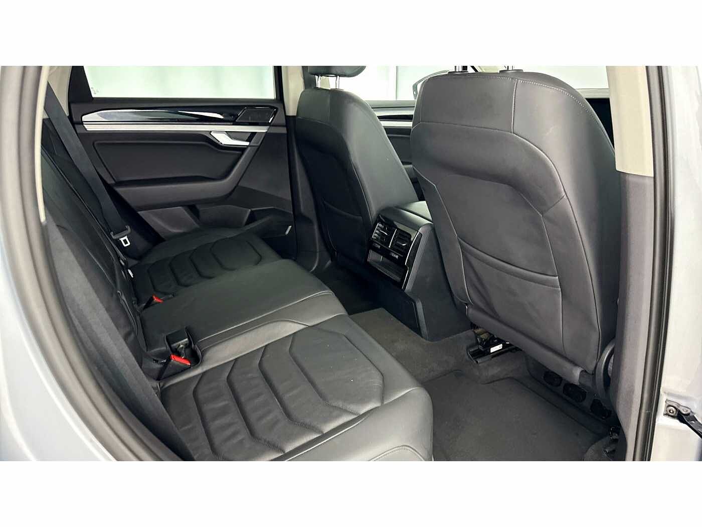 Volkswagen Touareg Diesel Estate 3.0 V6 TDI 4Motion SEL Tech 5dr Tip Auto