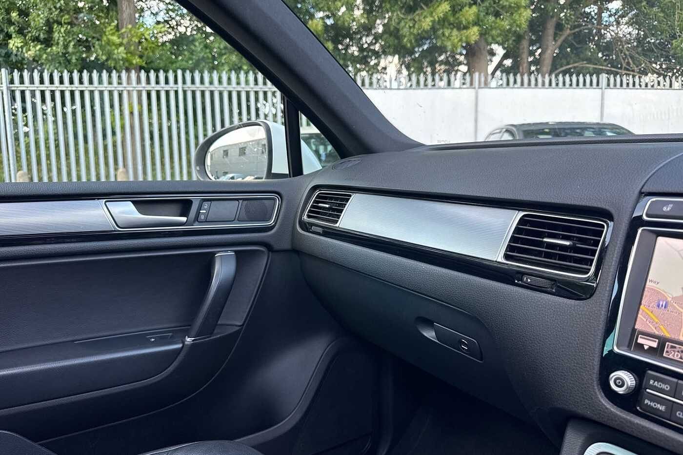 Volkswagen Touareg 3.0 TDI V6 R-Line SUV 5dr Diesel Tiptronic 4WD Euro 6 (s/s) (262 ps)