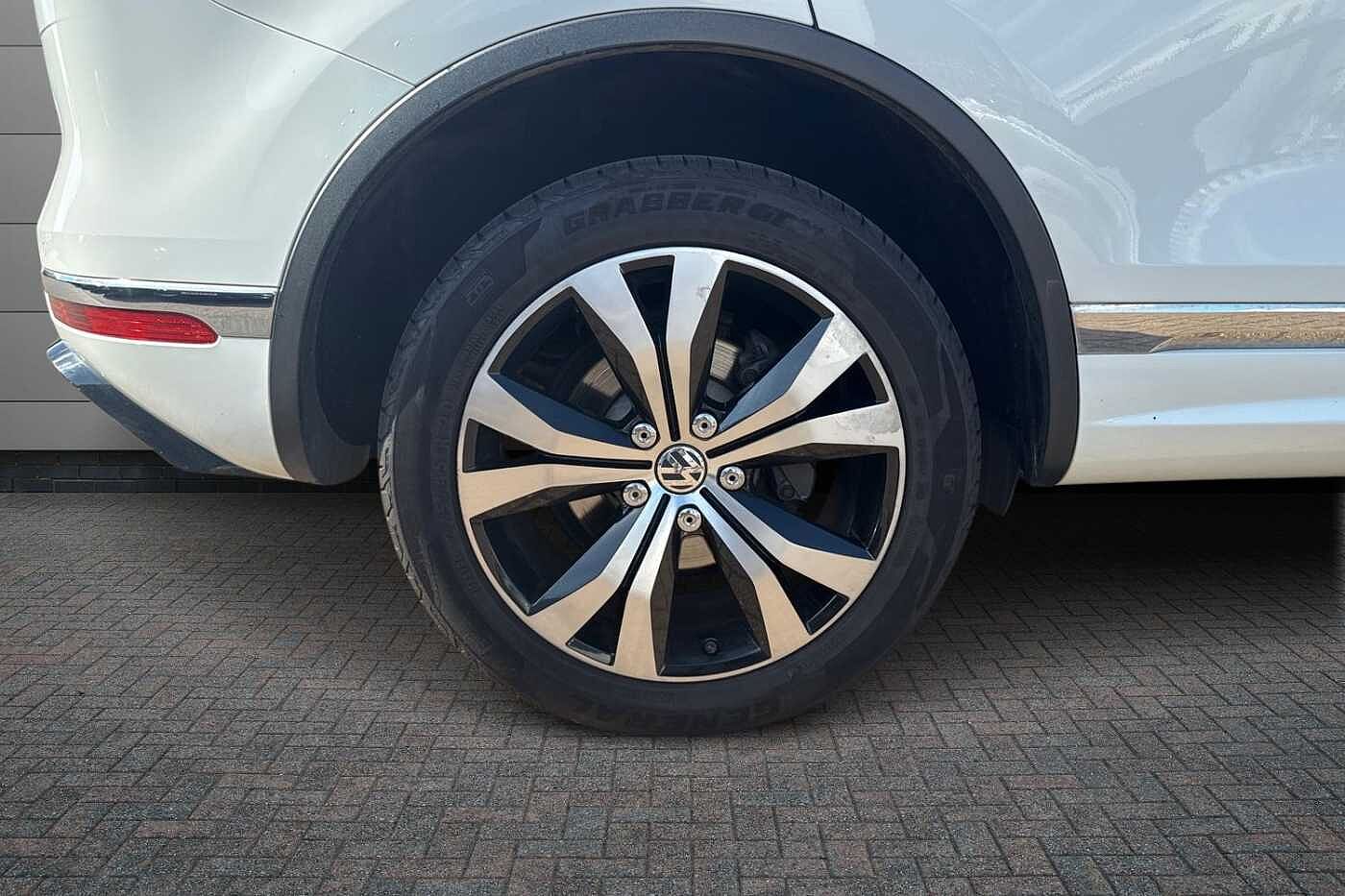 Volkswagen Touareg 3.0 TDI V6 R-Line SUV 5dr Diesel Tiptronic 4WD Euro 6 (s/s) (262 ps)