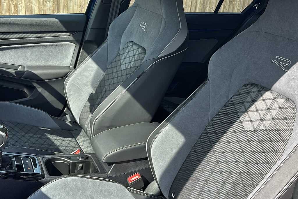 Volkswagen Golf MK8 Hatchback 5-Dr 1.5 TSI (130ps) R-Line EVO