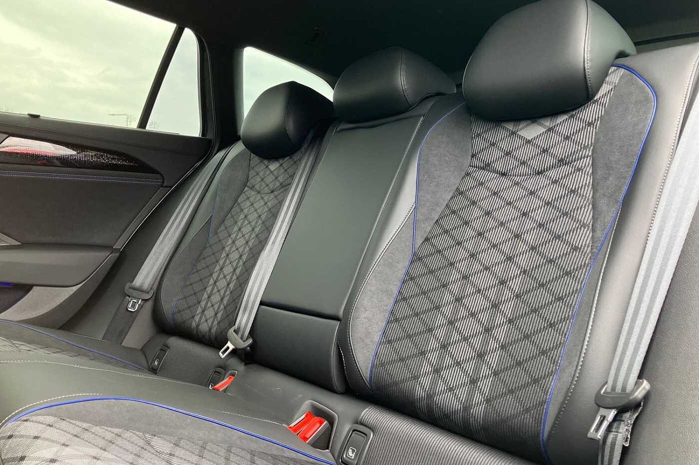 Volkswagen Passat R-Line 1.5 eTSI 150PS 7-speed DSG 5 Door