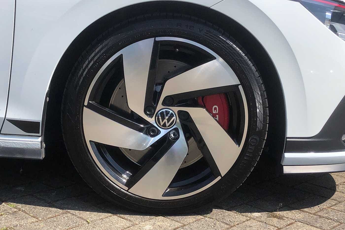 Volkswagen Golf 8 GTI Clubsport 2.0TSI 300PS 7-speed DSG 5 Dr