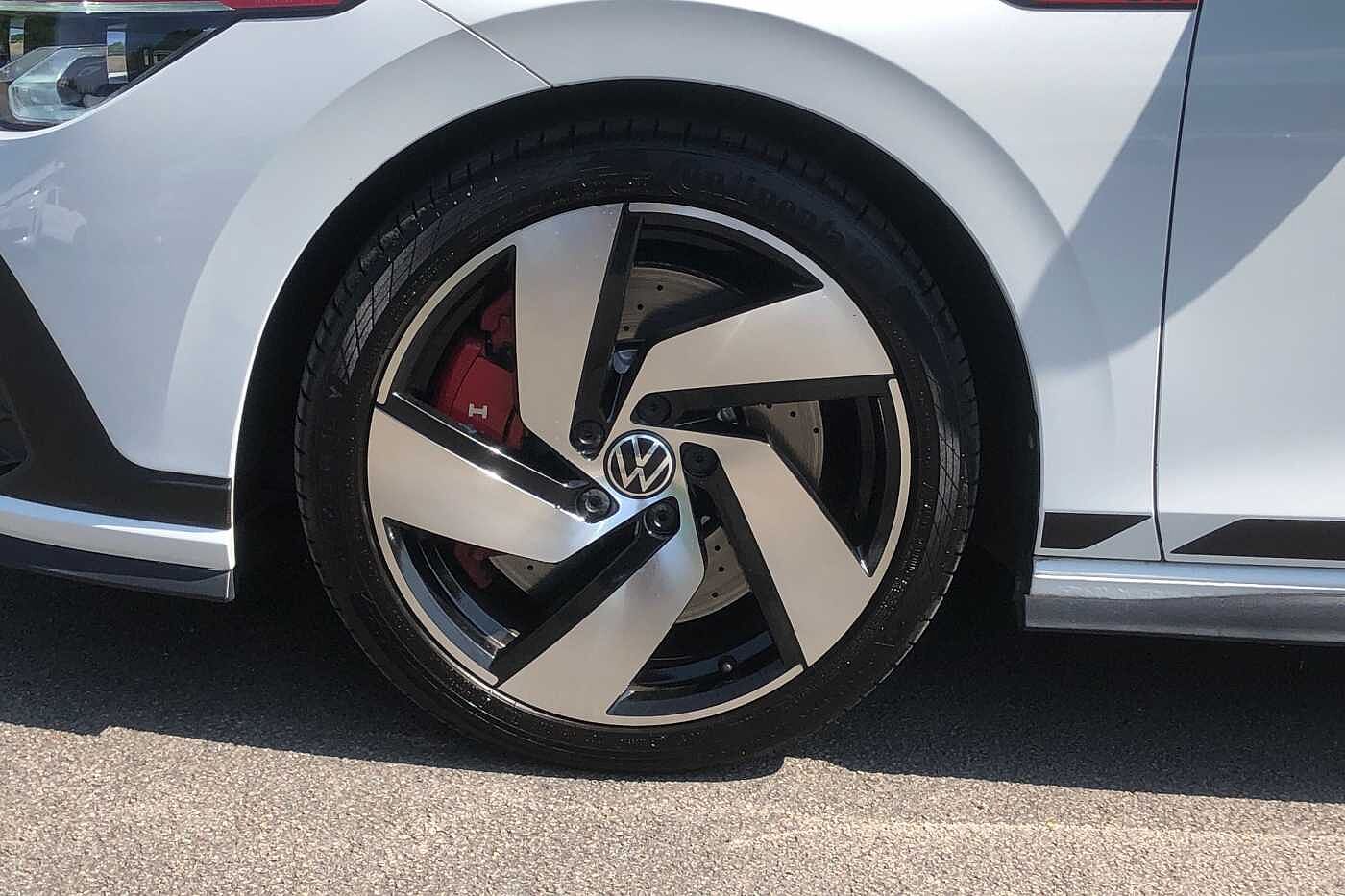 Volkswagen Golf 8 GTI Clubsport 2.0TSI 300PS 7-speed DSG 5 Dr